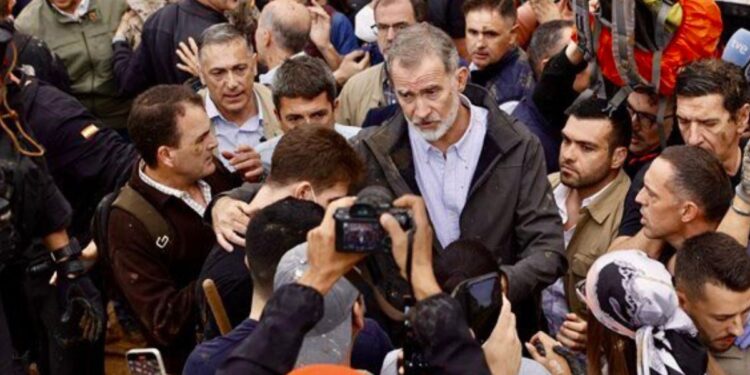 Con insultos y barro fueron recibidos los reyes de España en Valencia