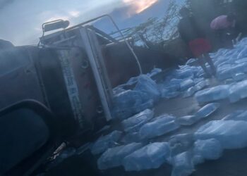 El camión que transportaba bolsas de agua dejó solo daños materiales al volcarse en la carretera Uribia – Cuatro Vías