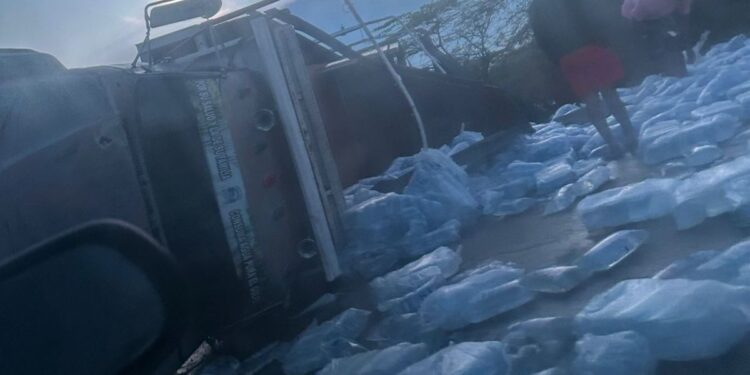 El camión que transportaba bolsas de agua dejó solo daños materiales al volcarse en la carretera Uribia – Cuatro Vías