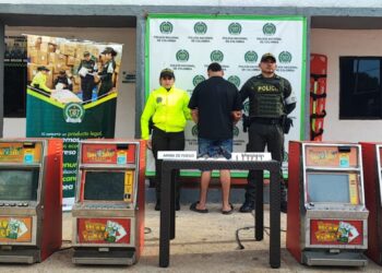 Detenida una persona por porte ilegal de arma de fuego y máquinas tragamonedas extranjeras
