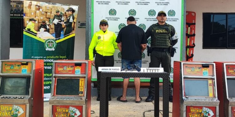 Detenida una persona por porte ilegal de arma de fuego y máquinas tragamonedas extranjeras