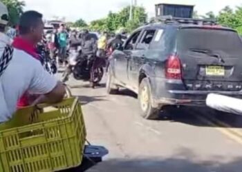 Continúa el bloqueo en la vía Maicao – Carraipia por parte de celadores de instituciones educativas