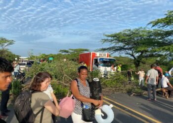 Por falta de posesión de autoridad tradicional, bloquean la vía Maicao – Riohacha