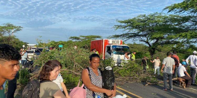 Por falta de posesión de autoridad tradicional, bloquean la vía Maicao – Riohacha