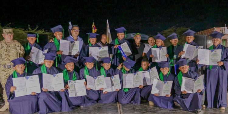 17 jóvenes wayuú se graduaron como bachilleres prestando su Servicio Militar