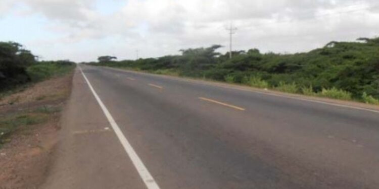 Sujetos intentaron atracar un vehículo: uno resultó muerto y el otro herido a pocos metros del peaje Ato Pino