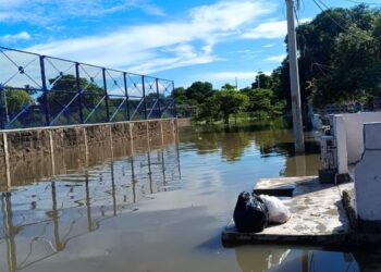 Habitantes del barrio Arriba en el centro de Riohacha se encuentran inundados y piden ayuda