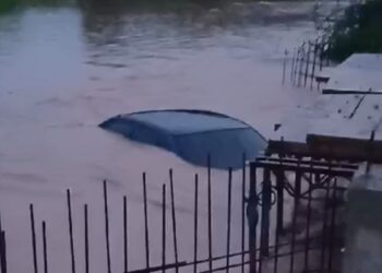 En la vía Riohacha-Mayapo-Manaure la corriente del río Ranchería arrastro un vehículo