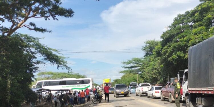 Levantan bloqueo en la vía Riohacha – Maicao tras acuerdos entre la comunidad wayuú e Icbf La Guajira