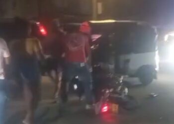 Un accidente de tránsito entre una moto y un vehículo deja dos personas heridas