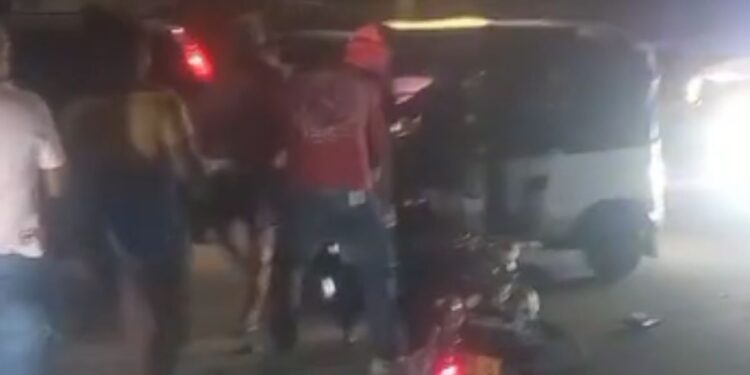 Un accidente de tránsito entre una moto y un vehículo deja dos personas heridas