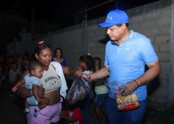 Alcalde de Riohacha, entregó ayudas humanitarias a los habitantes del barrio La Cosecha y Caribe