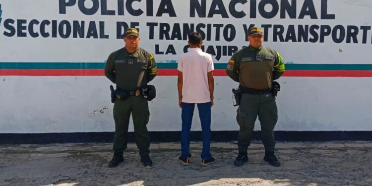 Capturan a una persona portando licencia de conducir falsa en la vía Riohacha – Maicao