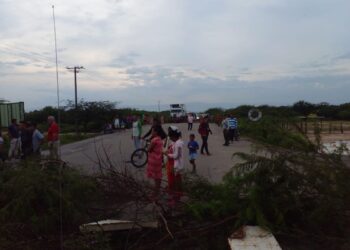 Más de 30 personas bloquean la vía Riohacha – Cuestecitas por falta de servicio de energía