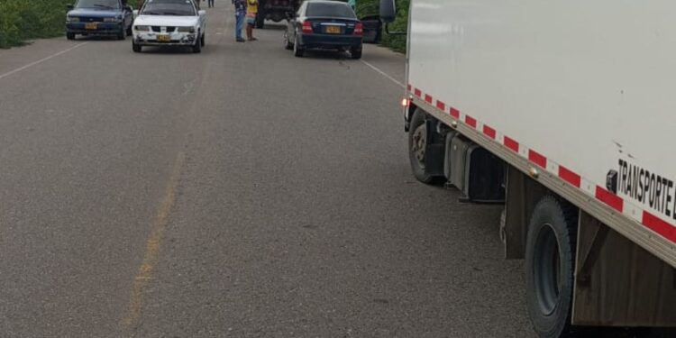 Se levanta bloqueo en la vía Riohacha – Cuestecitas tras acuerdo de reponer transformador