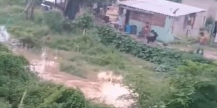 Inundados se encuentran las viviendas del barrio La Américas en Maicao