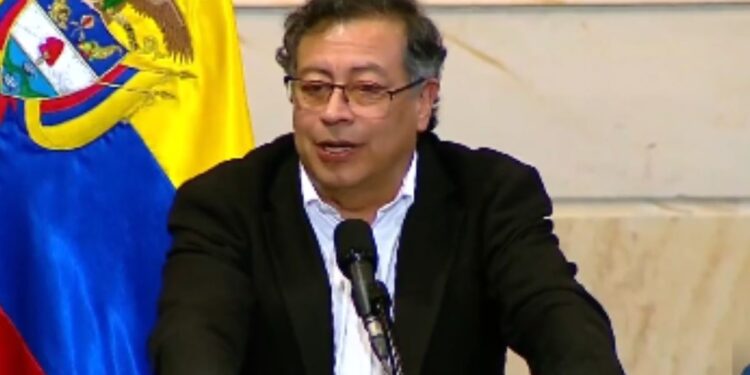 18 exjefes paramilitares aceptan ser gestores de paz, tras solicitud del presidente Petro