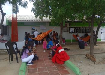 Trabajadoras de fundaciones que atienden pilotaje del Icbf continúan en protesta en la zonal 4 de Manaure