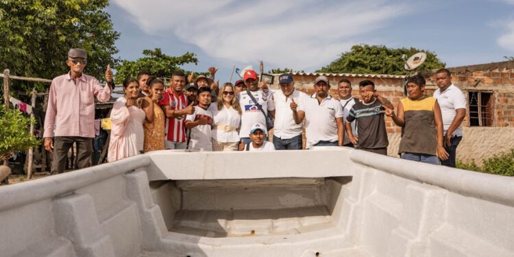 Aunap hizo entrega de embarcaciones y dotación a 60 familias de pescadores en Camarones