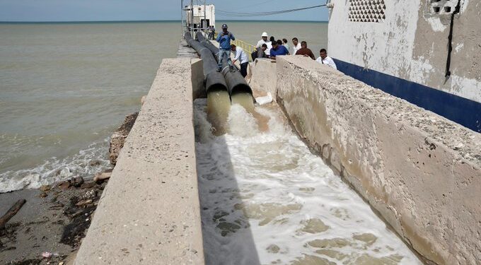 Alcalde de Manaure, gobernador y Sama, logran la reactivación de la planta de bombeo de sal S1