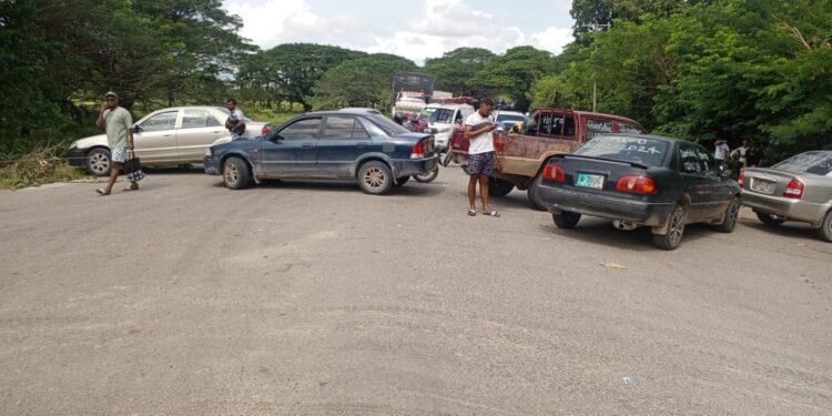 Comunidad y transportadores bloquean  las vías Maicao – Riohacha y Riohacha- Cuestecita