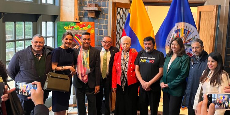 ‘Colombia: Diversidad y Mujeres’: Ed Ariza, artista guajiro que deslumbró en la OEA con homenaje a la riqueza cultural del país