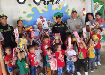 Plan ‘Navidad Familias Felices’: Policía Nacional lleva alegría a niños de comunidades vulnerables en Maicao