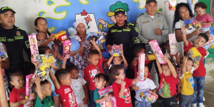 Plan ‘Navidad Familias Felices’: Policía Nacional lleva alegría a niños de comunidades vulnerables en Maicao