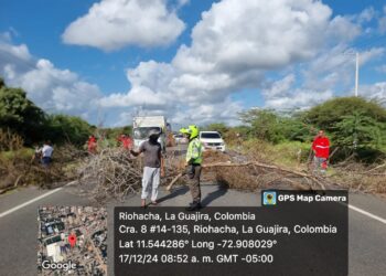 Comunidad wayuú mantiene bloqueada la vía Riohacha – Maicao exigiendo solución por daño a transformador