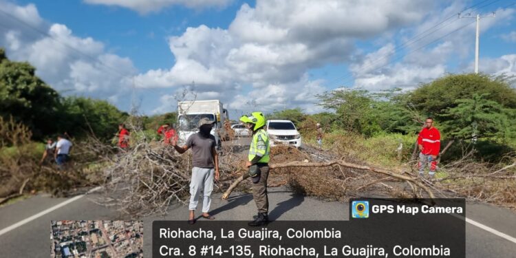 Comunidad wayuú mantiene bloqueada la vía Riohacha – Maicao exigiendo solución por daño a transformador