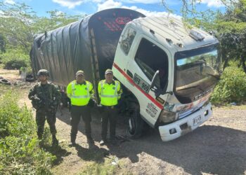 Recuperan camión robado en zona rural de Manaure gracias a operativo conjunto de Policía y Ejército