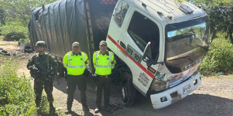 Recuperan camión robado en zona rural de Manaure gracias a operativo conjunto de Policía y Ejército