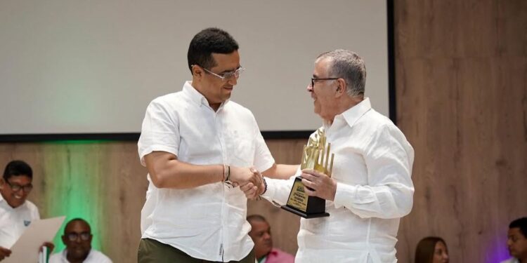 Jairo Aguilar Deluque es reconocido como el Mejor Gobernador del Caribe por la Acord