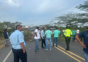 Madres comunitarias bloquean nuevamente la vía Maicao – Riohacha por pagos atrasados del Icbf