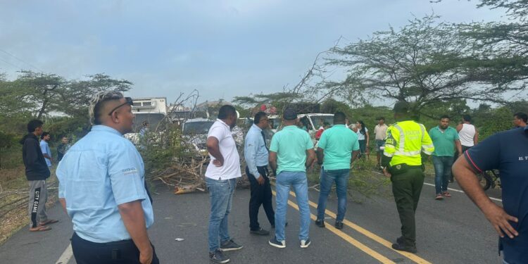 Madres comunitarias bloquean nuevamente la vía Maicao – Riohacha por pagos atrasados del Icbf