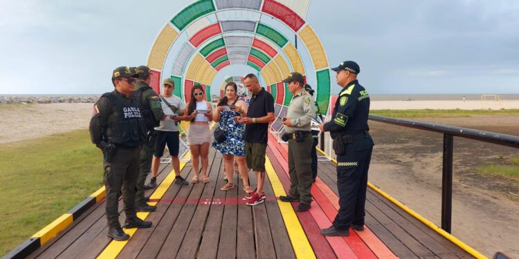 Policía Nacional refuerza medidas de prevención contra el secuestro y la extorsión en zona turística de Riohacha