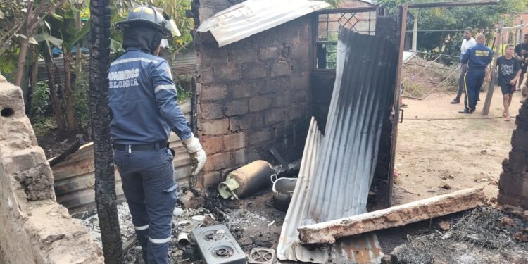 Incendio arrasó con una vivienda en Fonseca dejando daños materiales; bomberos atendieron la emergencia