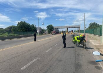 Policía Nacional garantizan seguridad a los usuarios viales en el tramo Maicao – Paraguachón durante fin de año