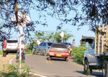 Segundo día de bloqueo en la Troncal del Caribe, entrada a Mayapo y cierre en  la vía Riohacha – Pancho