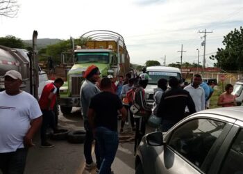En Cuestecita y el casco urbano de Albania bloquearon la vía nacional por falta de agua