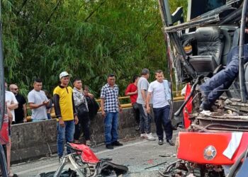 Tres heridos en choque de bus y tractomula en la vía Santa Marta – Palomino
