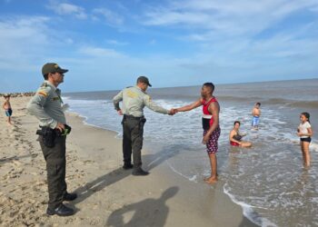 Con la campaña ‘Civiplaya’ la Policía promueve un turismo seguro y responsable en Riohacha