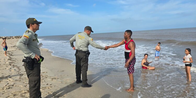 Con la campaña ‘Civiplaya’ la Policía promueve un turismo seguro y responsable en Riohacha