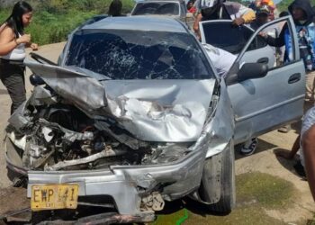 Mujer no identificada lucha por su vida tras grave accidente en la carretera Maicao-Uribia