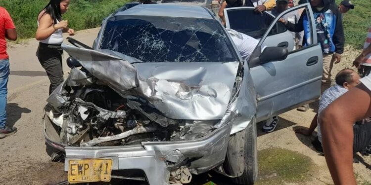 Mujer no identificada lucha por su vida tras grave accidente en la carretera Maicao-Uribia
