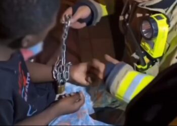 Rescatan a dos menores en Bogotá: su mamá los dejaba encadenados mientras se iba a trabajar