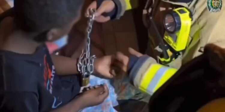 Rescatan a dos menores en Bogotá: su mamá los dejaba encadenados mientras se iba a trabajar