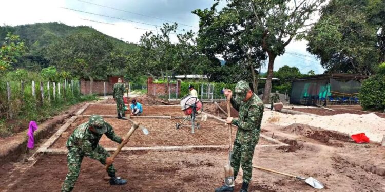 Ejército Nacional y Fundación Ancla lideran construcción de aulas escolares en Pueblo Bello, Cesar