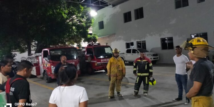 Bomberos de Riohacha atendieron conato de incendio eléctrico en la sede de Corpoguajira