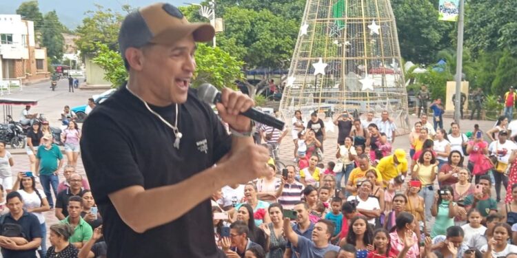 Jorge Celedón lleva alegría y regalos a niños y niñas de su natal Villanueva